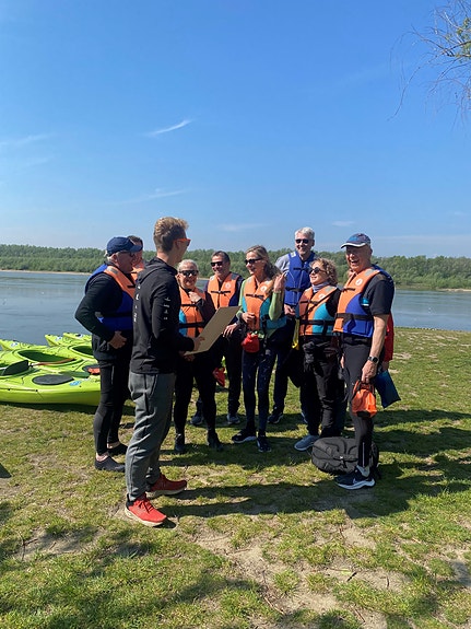 Vi har flere sosiale aktiviteter som golf, padling, klatring og bowling.