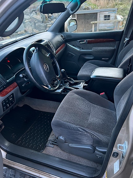 Toyota Land Cruiser 9 of 12