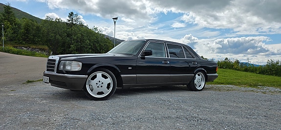 Mercedes-Benz 560 SEL 2 of 28