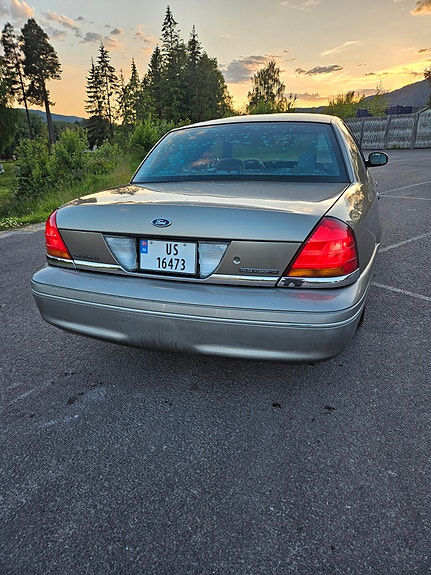 Ford Crown Victoria 4 of 15