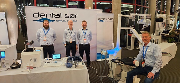 Selgere på messestand