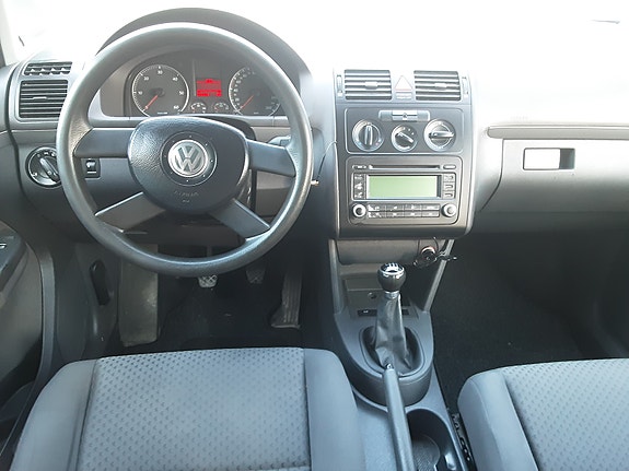 Volkswagen Touran 5 of 7