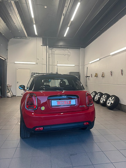 MINI Cooper SE 2 of 4