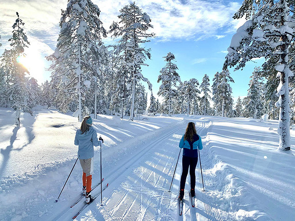 Lett å ta en skitur i lunsjen på Lygna med skiløyper utenfor kontoret