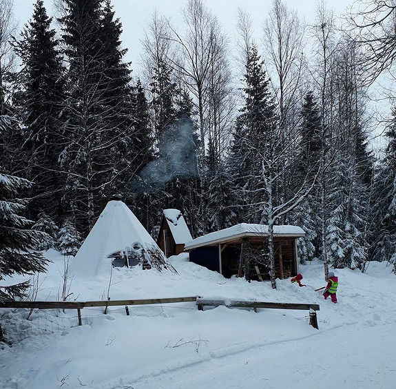 Barnehagen har egen lavvo i skogen.