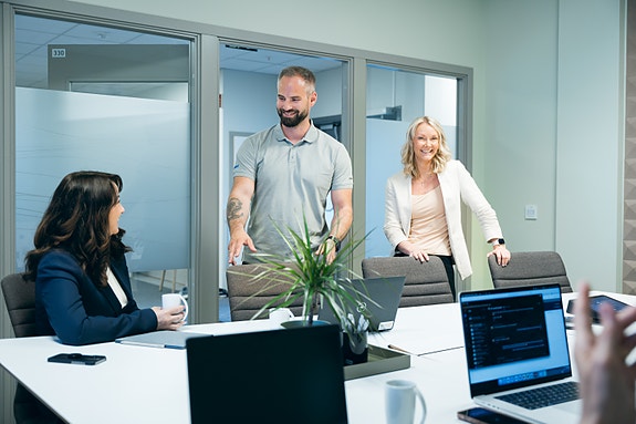 Vårt storkundeteam består av åtte ansatte som bistår nasjonale og internasjonale kunder med å inngå gunstige strømavtaler, optimaliserer energiforbruket på en bærekraftig måte.