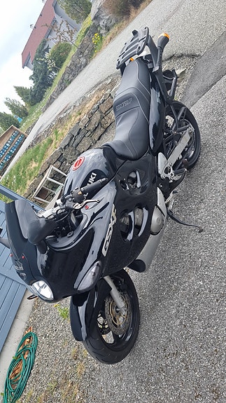 Suzuki GSX750F 4 of 9