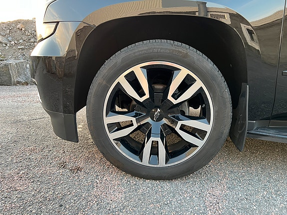 Chevrolet Suburban 7 of 30