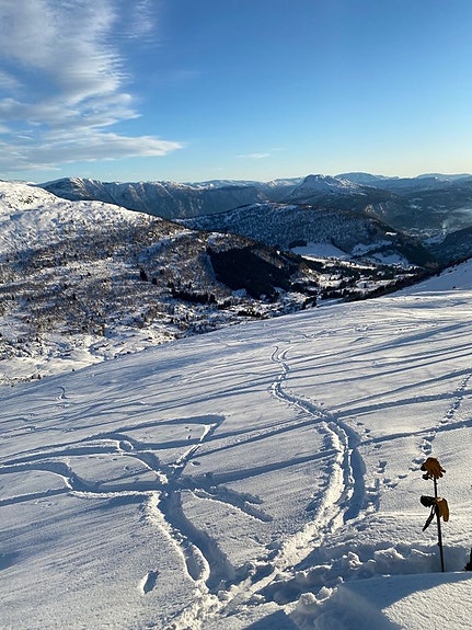 Gode moglegheiter for toppturar i puddersnø.