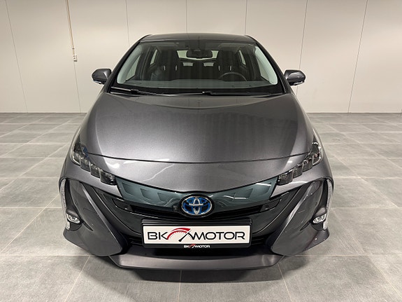 Toyota Prius Plug-in Hybrid 9 of 30