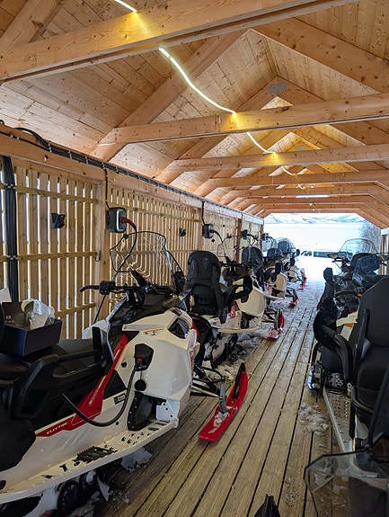 Ladeanlegg for snøscooter.