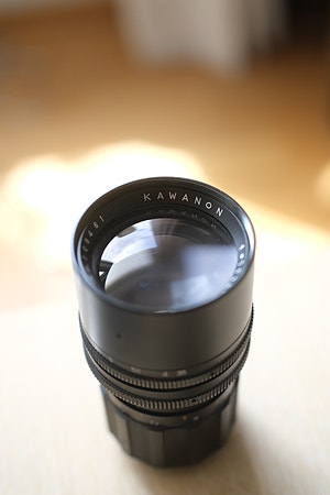 Kawanon 180mm f/3.5 vintage teleobjektiv (M42, med M42–Pentax K/SR-adapter)