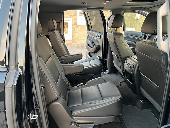 Chevrolet Suburban 28 of 30