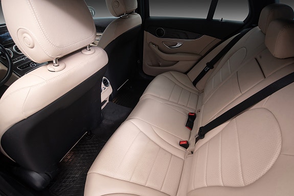 Mercedes-Benz C350 26 of 30