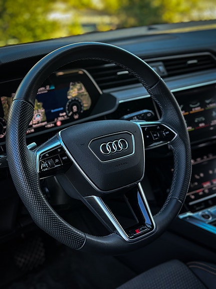 Audi e-tron 14 of 30
