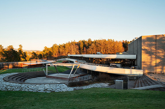 Henie Onstad Kunstsenter åpnet dørene i 1968, og kjennetegnes av sin unike arkitektur og tverrfaglige kunstneriske profil.