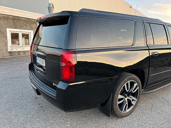 Chevrolet Suburban 18 of 30