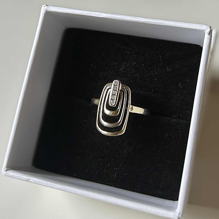 Elegant ring i 14k gull med 5 stener – retro/vintage design