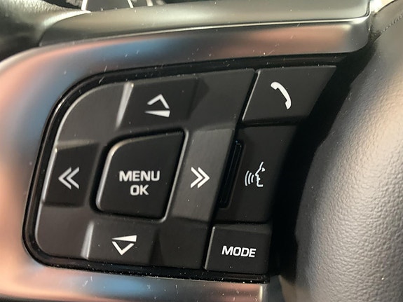 Jaguar XE 19 of 24