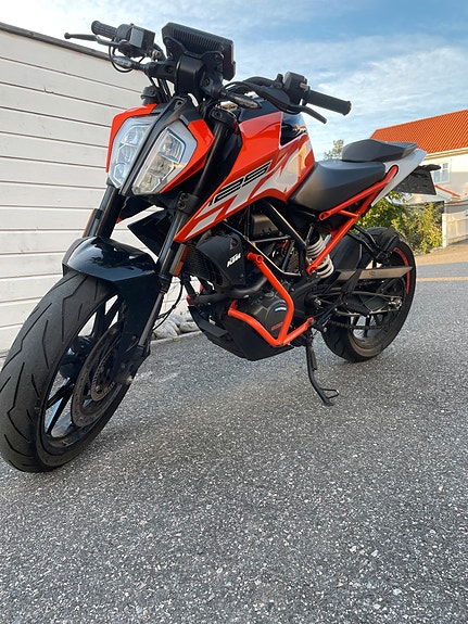 KTM 125 Duke 3 of 5