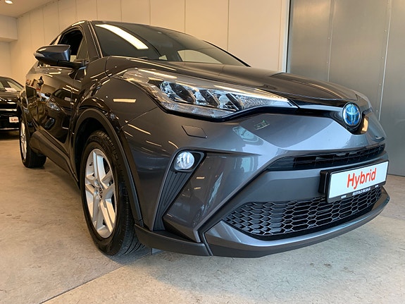 Toyota C-HR 2 of 5
