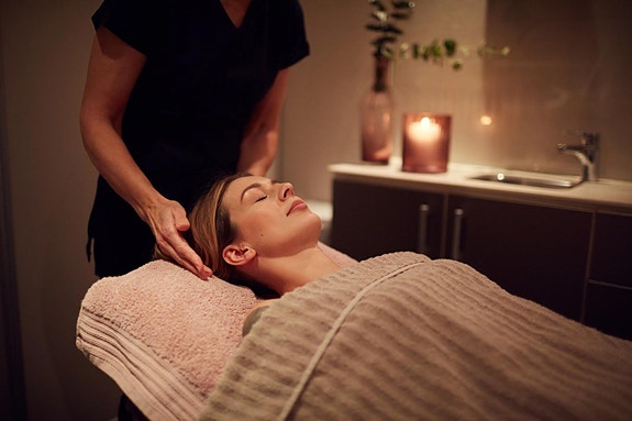 Velværeavdelingen har fem velutstyrte behandlingsrom for hudpleie og fotpleie.