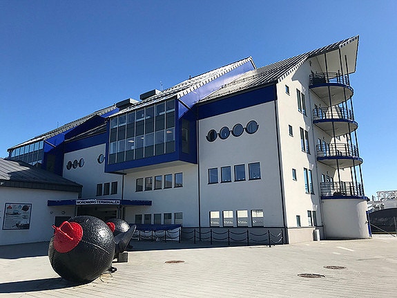 Vi holder til i moderne og romslige lokaler i Nordmørsterminalen på Devoldholmen, like ved Campus Kristiansund og med utsikt over Norges flotteste havn.