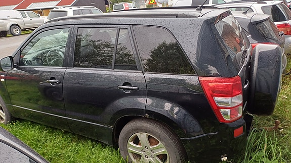 Suzuki Grand Vitara 3 of 5