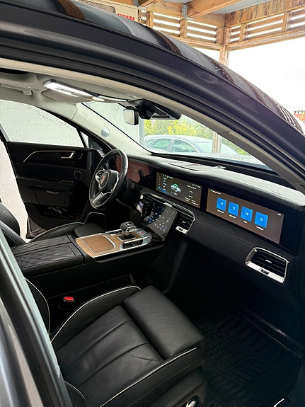 Hongqi E-HS9 13 of 21