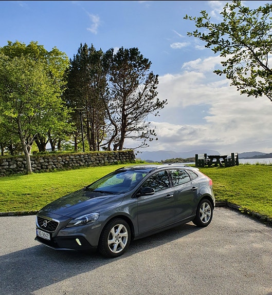 Volvo V40 Cross Country 2 of 5