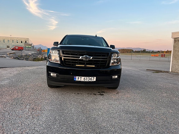 Chevrolet Suburban 3 of 30