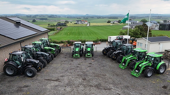 Traktor & Landbruk AS er regionforhandler for Deutz-Fahr i Sunnhordaland, Rogaland og Agder. Her er en god blanding av kundesolgte traktorer, demotraktorer og traktorer til forhandlere samlet på ett brett.