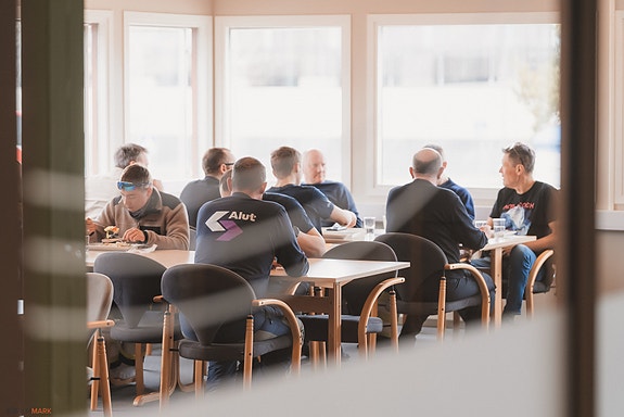 Rolf Rantala (til høyre) beskriver et unikt arbeidsmiljø. Han har selv jobbet i selskapet i over 40 år og er nå pensjonist i 50% stilling. "Så har kantina mye bedre mat enn den jeg lager hjemme", humrer han. Foto: Filmmark.