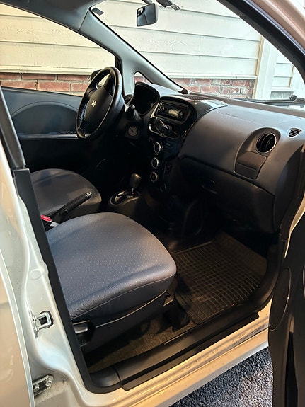 Peugeot iOn 6 of 12