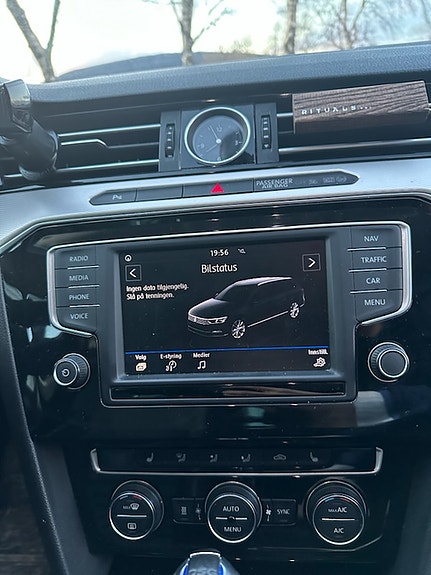 Volkswagen Passat 3 of 16
