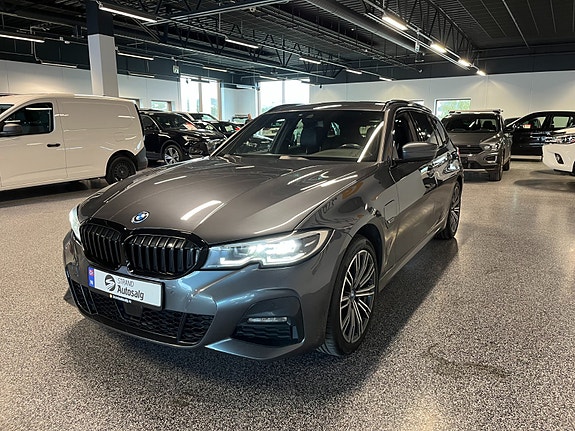 BMW 330e 3 of 5
