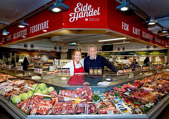 Tredje generasjon Bård E. Pettersen og fjerde generasjon og daglig leder Malin Ytreberg-Eide.