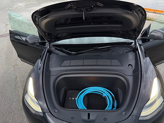 Tesla Model Y 20 of 24