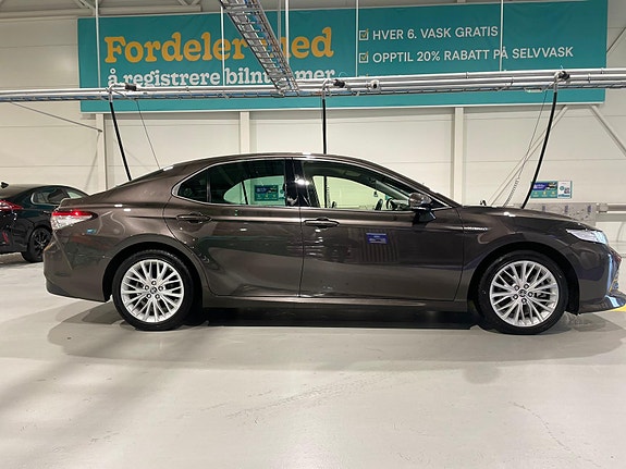 Toyota Camry 3 of 5