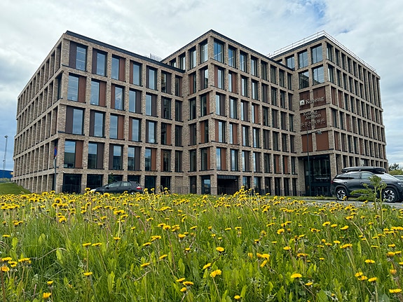 Fasade Travbanevegen 2 - Bygget ble tildelt Eiendomsprisen for 2024