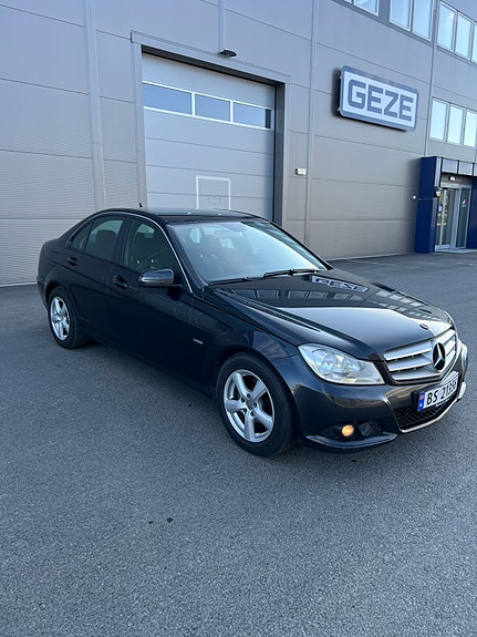 Mercedes-Benz C180 2 of 12