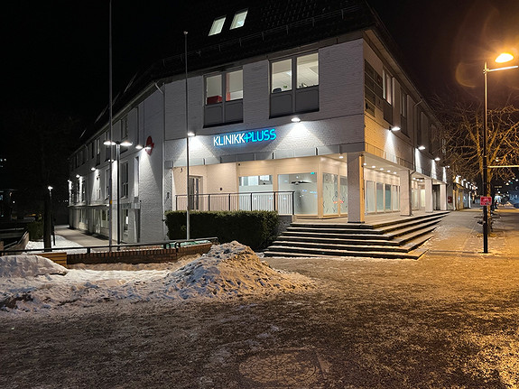 Fasade mot buss,taxi og togstasjon kveld