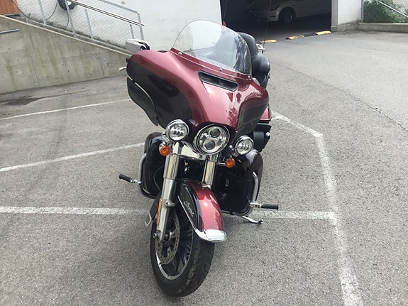 Harley-Davidson FLHTK Electra Glide Ultra Limited 2 of 5