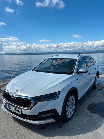 Skoda Octavia Scout 2 of 5