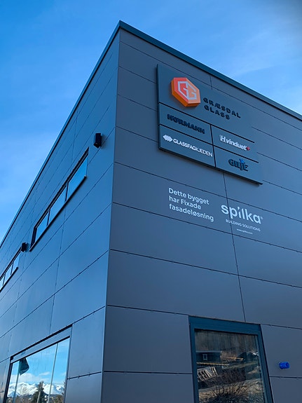 Græsdal Glass er lokalisert i nærheten av Digerneset, Ålesund Kommune.