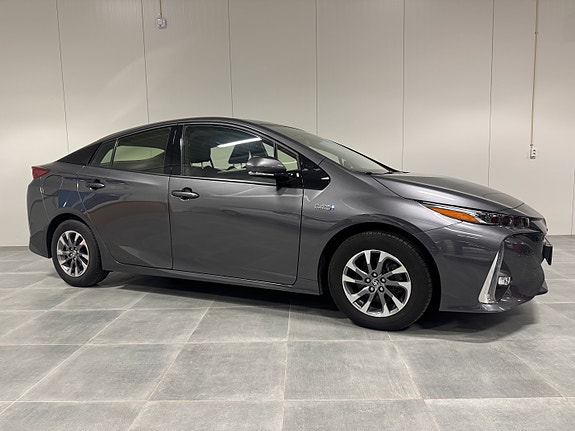Toyota Prius Plug-in Hybrid 3 of 5