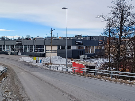 Våre lokaler ved Nygårdskrysset, med stor inneutstilling og steinhuggeri/verksted.