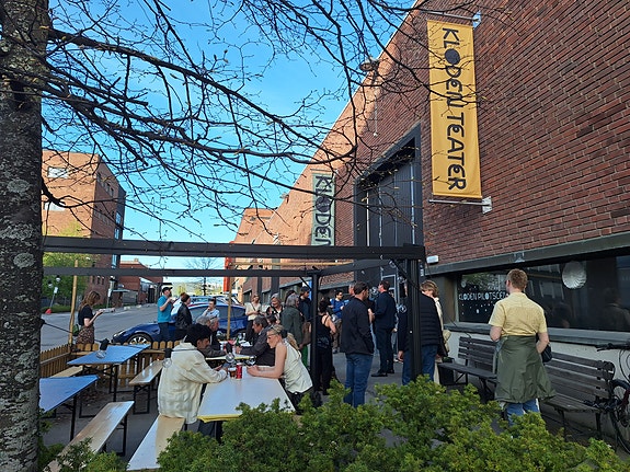 Utenfor Pilotscenen, Kloden teater