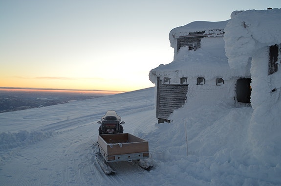 Vinterstid må man ha skuter for å få med seg varer til hytta.