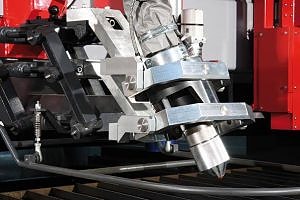 Vårt skjærebord er på 5 x 18 mtr., og er levert fra Japanske Koike. Det er et avansert og moderne skjæreanlegg som kan utføre skjæreoperasjoner med gass på opptil 250mm. tykke stålplater.